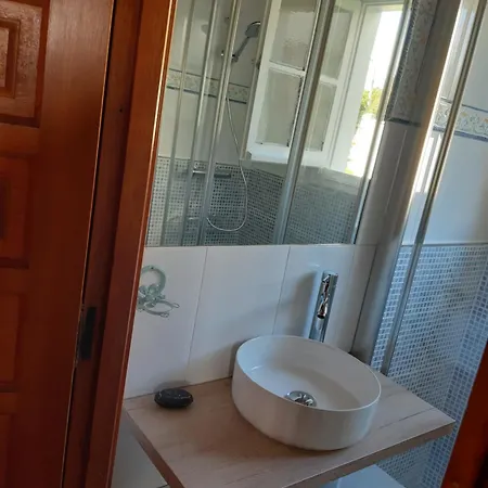 Casa De Madera Sobre El Mar