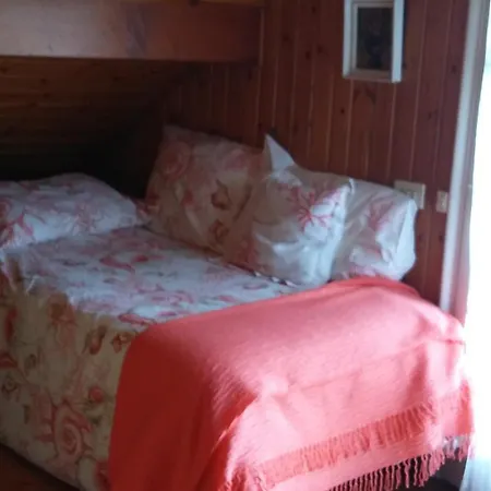 Casa De Madera Sobre El Mar Nigran