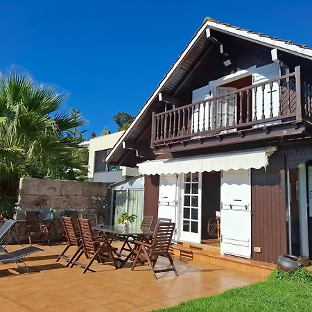 Casa De Madera Sobre El Mar
