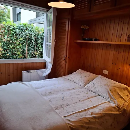 Casa De Madera Sobre El Mar