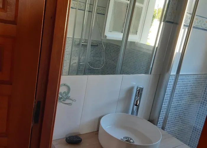 Casa De Madera Sobre El Mar