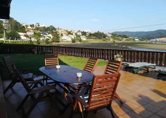 Casa De Madera Sobre El Mar