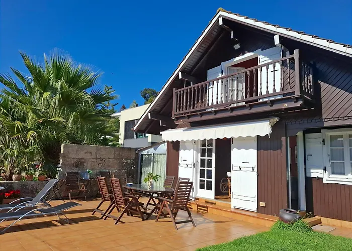 Casa De Madera Sobre El Mar