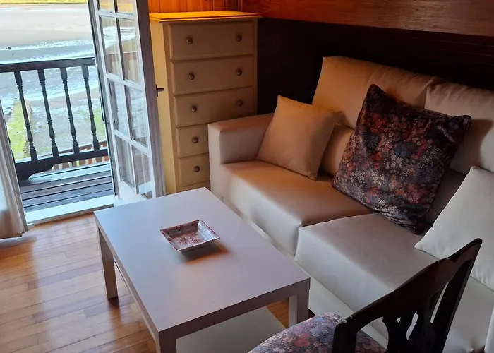 Casa De Madera Sobre El Mar